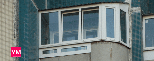 Остекленный балкон в 137 серии с оставленными перилами, и установленными внутри них, пластиковыми фрамугами с однокамерным стеклопакетом