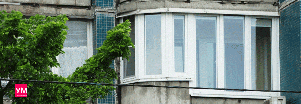 Остекленный балкон пластиковыми окнами, увеличенными по высоте, за счет срезки верхней части перил