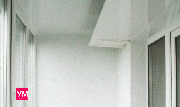 Лоджия после обшивки пластиковой панелью белого цвета. Произведено утепление стен, потолка и под остеклением. Установлена полка сверху.