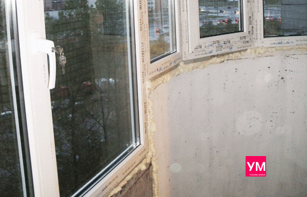 Вблизи показана закругленная часть балкона в доме 137 серии с установленным пластиковым остеклением, с однокамерным стеклопакетом. Видна эркерная составляющая соединения окон.