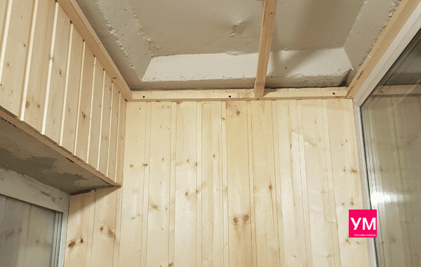 На балконе в доме 137 серии производится отделка. Обшиваются стены деревянной вагонкой и монтируется обрешётка для установки потолка.