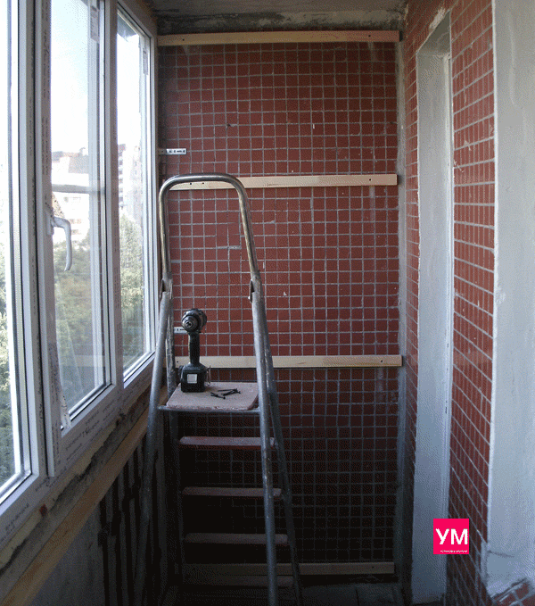 Показаны стены балкона-лоджии в доме 504 серии до обшивки. Сделана обрешётка из бруска 20х40 мм. 