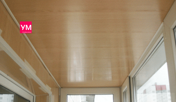 Потолок балкона обшит пластиковыми панелями светлого цвета. Внутри проложен утеплитель, лист пенополистирола.