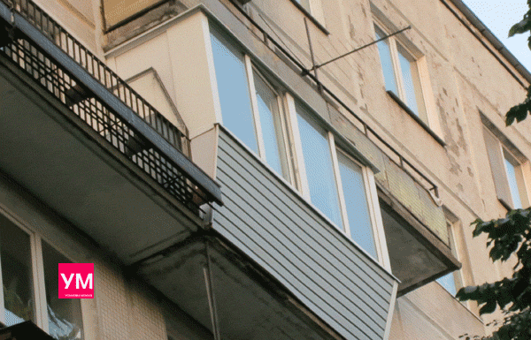 Остеклённый пластиковыми окнами балкон сделан с выносом. Произведена снаружи обшивка виниловым сайдингом серого цвета. В доме 606 серии.