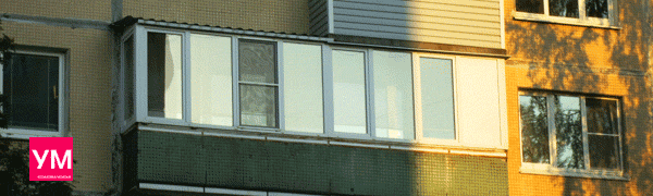 Шести метровый балкон в доме 606 серии, остеклён пластиковыми окнами со стеклопакетом. Установлена частично крыша, над половиной балкона. Справа сделана глухая часть для монтажа полок и шкафчика.