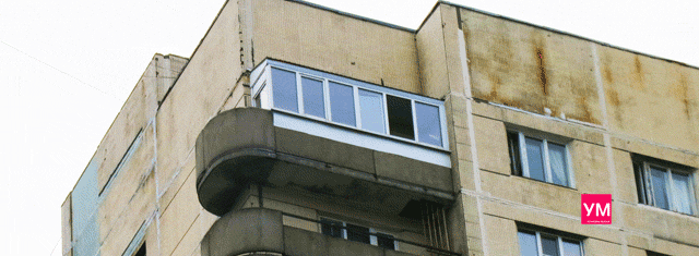На части балкона установлено пластиковое остекление с крышей. Имеется выход на вторую часть балкона.