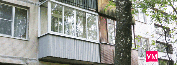 Трёхметровый балкон в доме Брежневского периода постройки. Остеклён раздвижными алюминиевыми окнами Проведал белого цвета. Снаружи отделан профильным металлическим листом серого цвета. Дёшево и аккуратно. 