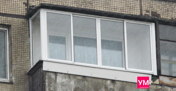 Алюминиевый балкон Г-образный. Четыре створки с фасада. Белого цвета.