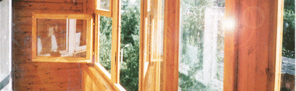 Балкон остеклён остеклён деревянными рамами и оконными блоками из массива сосны. Частично обшит деревянной вагонкой.