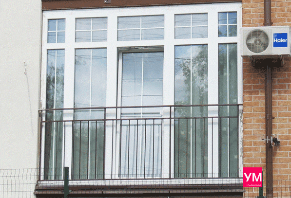 Балкон остекленный пластиковыми конструкциями во французском стиле. Без плиты для выхода на балкон. Перила сразу после открытия двери-окна.