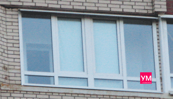 Пластиковые окна со стеклопакетами установлены на лоджии. Два двухстворчатых окна соединены в одно.