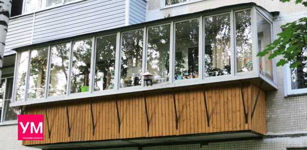 Длинный балкон, около шести метров с выносом и широкими подоконниками. Остеклён пластиковыми окнами с однокамерным стеклопакетом. Усиленная сварная конструкция выноса.
