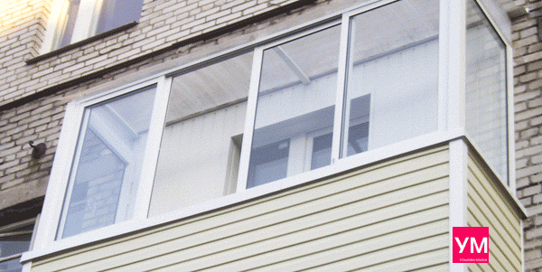 Раздвижная четырёхстворчатая конструкция установлена на балконе
