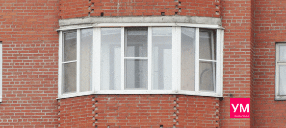 Эркерный балкон с двумя углами 130 градусов, с остеклением белыми пластиковыми окнами со стеклопакетами
