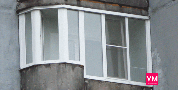 Балкон длиной три метра, остеклен пластиковыми окнами с эркерным закруглением