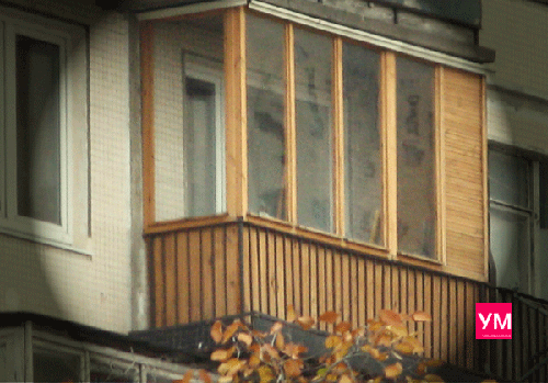 Типовой трёхметровый деревянный балкон. Самое частое исполнение с глухим боком под полки.