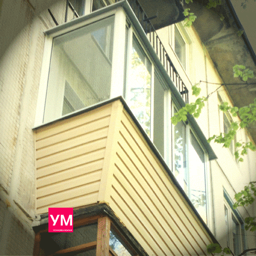 Трёх метровый балкон в Хрущёвке сделан с выносом. Установлено холодное раздвижное остекление ПРОВЕДАЛ. Снаружи обшит сайдингом бежевого цвета. 
