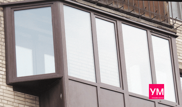 Балкон остекленный ламинированными пластиковыми окнами во всю высоту, от пола до потолка. Сбоку сделан небольшой вынос, чтобы перекрыть окно, а не врезаться в него.