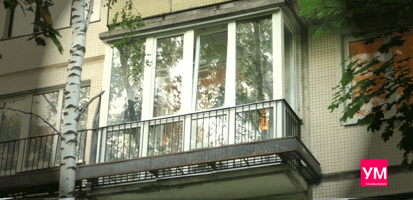 Трёх метровый балкон остеклён пластиковыми окнами от пола до потолка. 