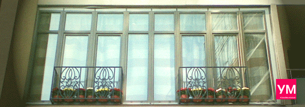 Четырех метровый балкон-лоджия с панорамным остеклением, с высокими окнами во французском стиле.