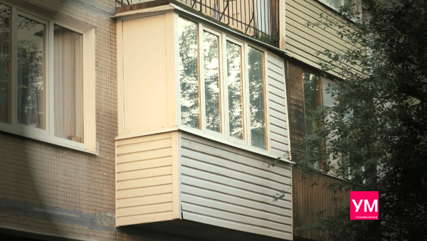 Балкон с установлеными окнами из пластика со стеклопакетами. Обшит и утеплён. Снаружи отделан виниловым сайдингом светло серого цвета. 