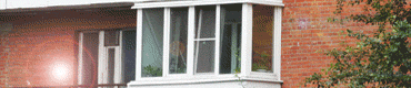 Трёхметровый балкон остеклён пластиковыми окнами белого цвета