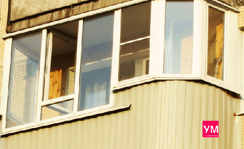 Балкон с установленными пластиковыми окнами. Бок справа с закруглением. С утеплением.