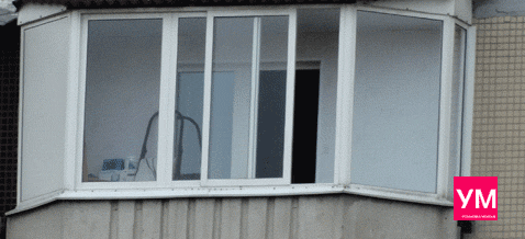 Остекленый эркерный балкон раздвижной системой Slidors белого цвета, со стеклопакетом.