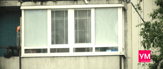Балкон остеклён тёплыми пластиковыми окнами с двухкамерными стеклопакетами