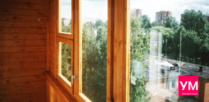 Уютные деревянные окна установлены на балконе. Сделана форточка внизу.