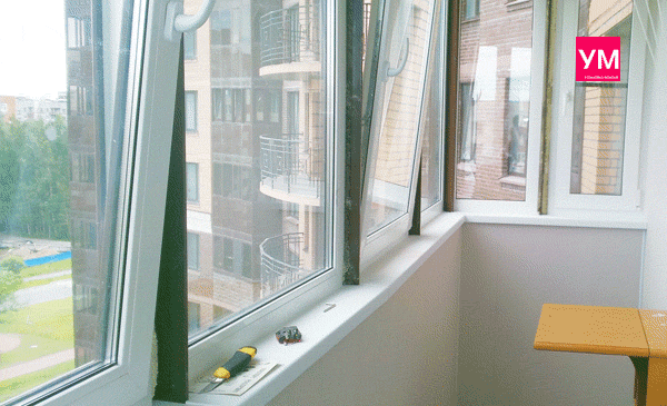Фото балкона с фасадным остеклением, где между стоек установлены пластиковые окна со стеклопакетами. Сделано утепление под остеклением.