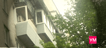 Процесс монтажа балкона с выносом. Сделана конструкция выноса и установлена боковая рама. Вид с улицы, снизу.