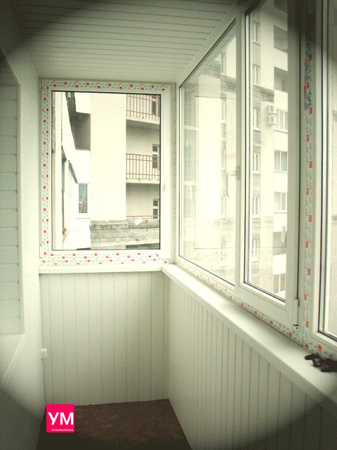 Белый балкон. Обшит белой пластиковой вагонкой с утеплителем внутри и остеклён белыми окнами со стеклопакетами