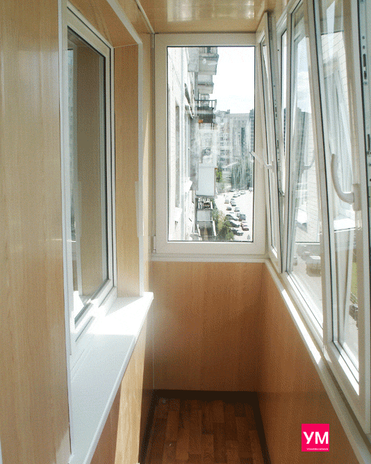 Балкон остеклен пластиковыми окнами, утеплён и обшит панелями в светлый цвет дерева.