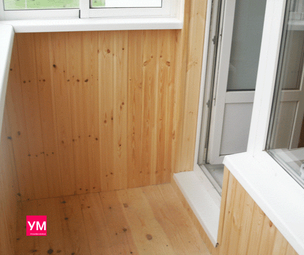 На балконе из деревянной вагонки выполнена обшивка стен, откосы окна и отделка под остеклением
