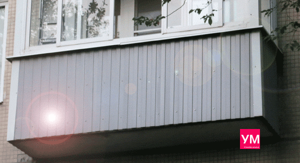 Снаружи выполнена обшивка трёхметрового балкона профильным  металлическим листом серого цвета. В многоэтажном доме Брежневского периода постройки. 