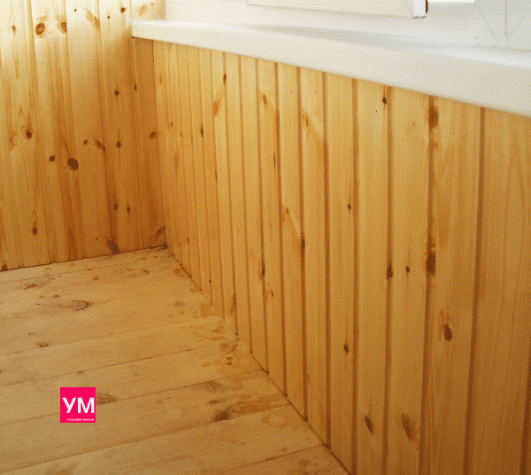 Остекленнный пластиковый балкон обшит внутри деревянной евровагонкой. Отделаны стены, под остеклением и сделаны полы из шпунтованной доски.