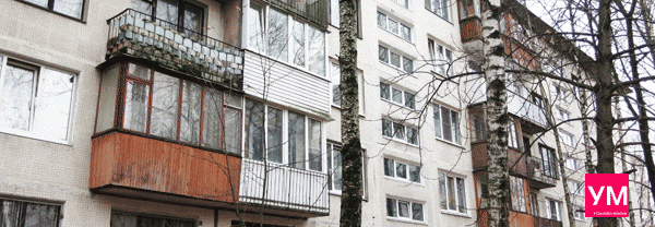 Пятиэтажный дом Хрущёвского периода постройки с остеклёнными балокнами. Ещё не все остеклены.