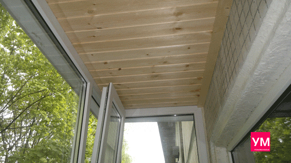 Произведена отделка балкона в Хрущёвке. Сделана гидроизоляция верхней плиты, далее утеплён потолок и обшит деревянной евровагонкой. Потом пропитали бесцветным антисептиком