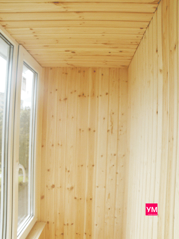 Полная отделка Г-образного балкона длиной 2.7 метра в Хрущёвке. Произведена обшивка деревянной вагонкой стен, потолка, под остеклением и пола. Заложен качественный утеплитель. Сорт вагонки АВ.