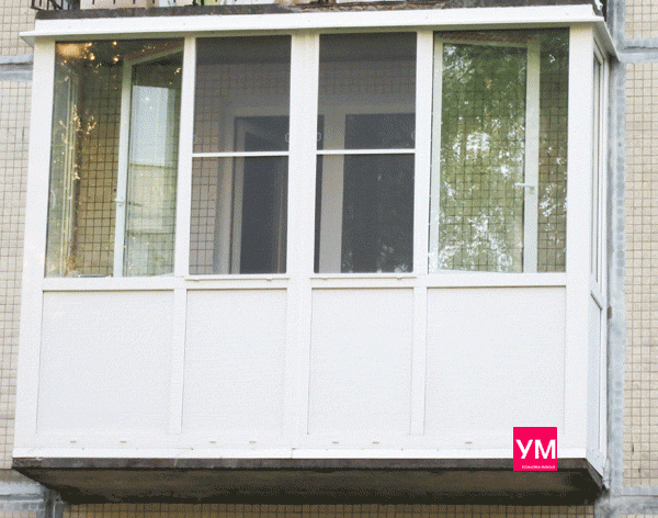 Трёх метровый балкон чаще всего встречается в Хрущёвских домах. Остеклен пластиковыми конструкциями со стеклопакетами, от пола до потолка.