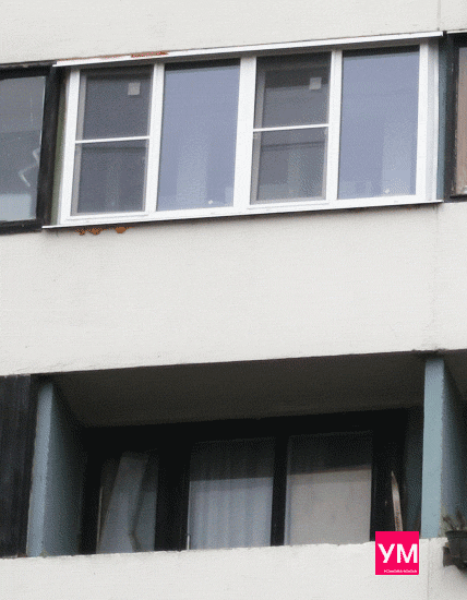 Фрагмент дома с двумя лоджиями вблизи, до и после остекления. Лоджия длиной 2,8 метра остеклена пластиковыми двустворчатыми окнами объединёнными вместе. Установлены москитные сетки.  