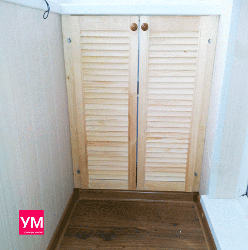 Небольшой шкафчик на балконе с деревянными дверцами. Удобно. 
