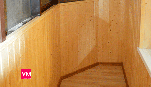 Эркерный балкон в панельном доме полностью обшит деревянной вагонкой и пропитан бесцветным антисептиком.