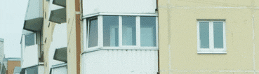 В панельном доме остеклен г-образный балкон с одним углом в 130 градусов. Применялись пластиковые окна со стеклопакетом.