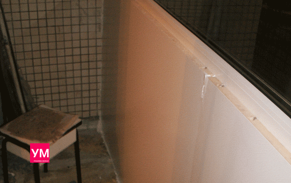 Утепление балкона под остеклением сендвич панелью шириной 24 мм. белого цвета. 