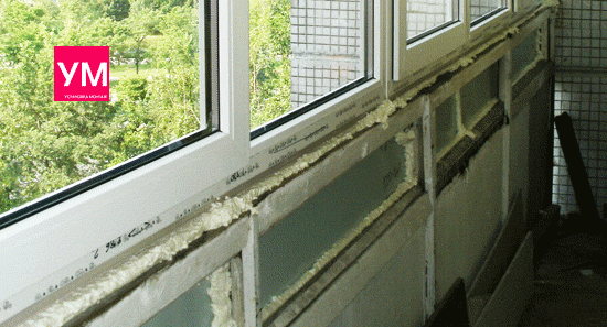 Балкон в доме 137 серии. Заделаны фрамуги в перилах и щели снизу. В процессе работ.