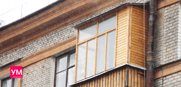 Трёхметровый балкон остеклен деревянными рамами и окнами из массива сосны. Обработан антисептиком цвета орегон. Справа зашит наглухо, для установки шкафчика.