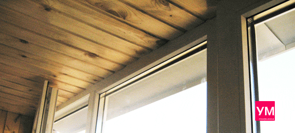 Потолок балкона обшит деревянной евровагонкой, пропитан бесцветным антисептиком и далее лаком на водной основе. 