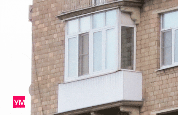 Большой высоты балкон, поэтому остекление произведено с фрамугами. Применялись пластиковые окна со стеклопакетами и было сделано утепление. Сталинский дом.